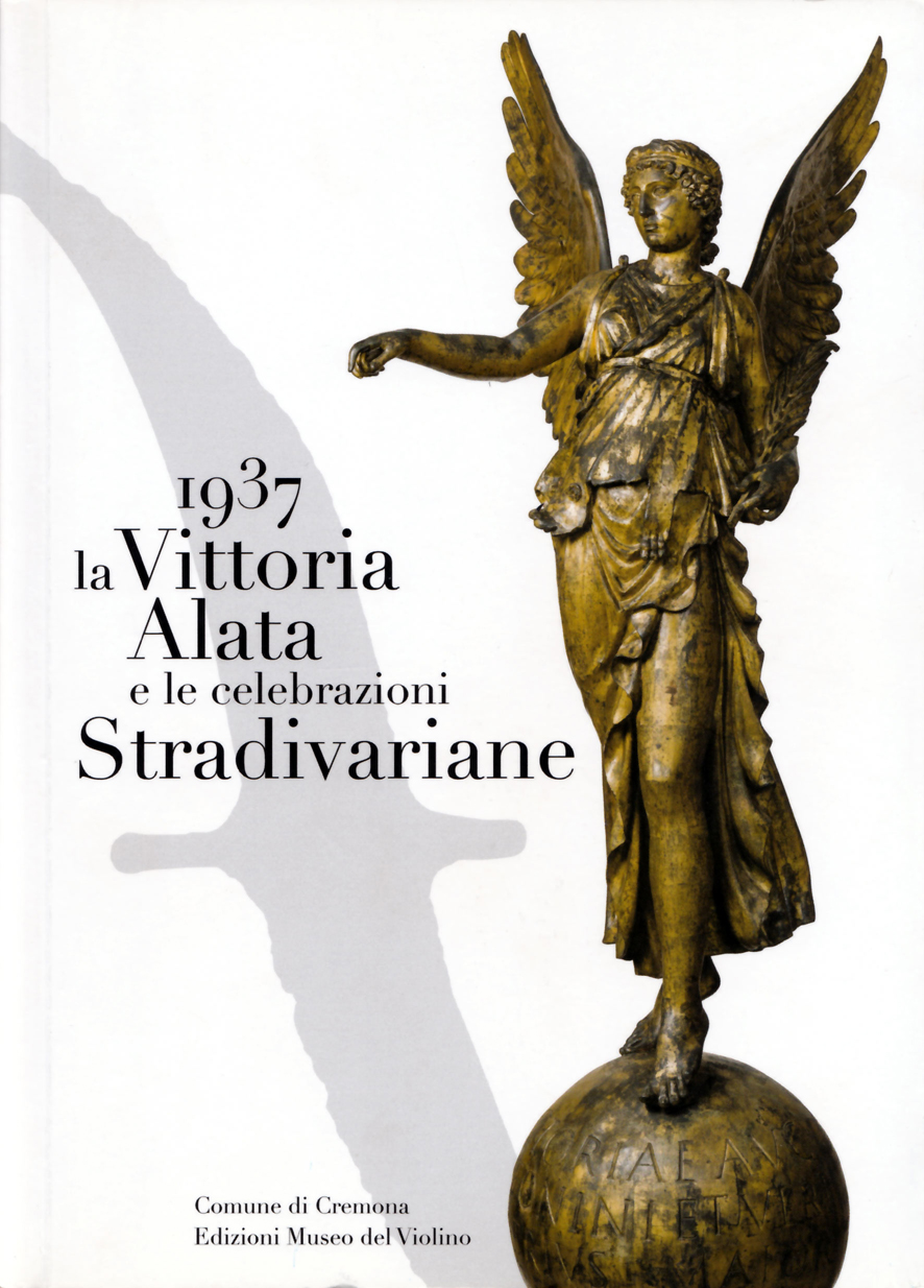 Copertina del catalogo della mostra '1937. La Vittoria Alata e le Celebrazioni Stradivariane', copia in bronzo della Vittoria di Calvatone